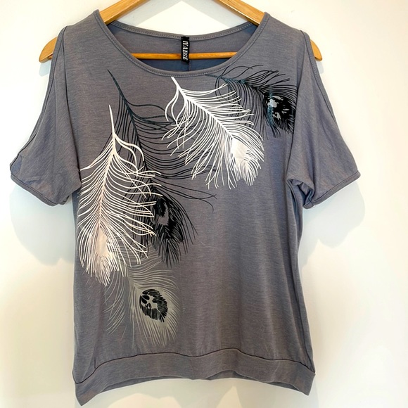 Women’s Short Open Sleeve Top. - Picture 1 of 5